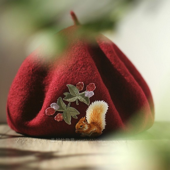 松鼠與莓果刺繡貝蕾帽 罌粟深紅 #Dark Poppy Red【可改帽色】90%羊毛 貝雷帽/畫家帽/帽子/Beret 第1張的照片