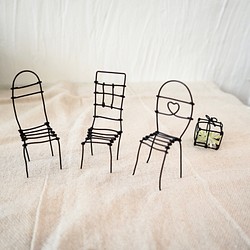 【ミニチュア家具】ワイヤーの小さな椅子3つ　　　　　ワイヤークラフト　ワイヤーアート　チェア　イス　 1枚目の画像