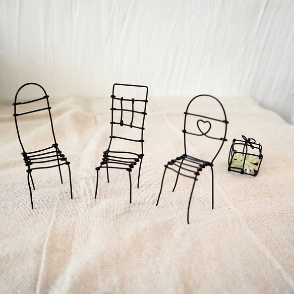 ミニチュア家具】ワイヤーの小さな椅子3つ ワイヤークラフト ワイヤー