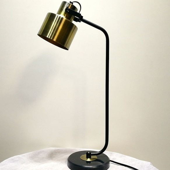 インダストリアルスタイルの真鍮製テーブルランプ 1枚目の画像