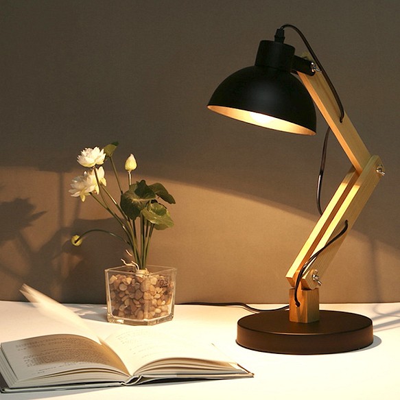 現代簡約原木可調角度黑色桌燈 第1張的照片