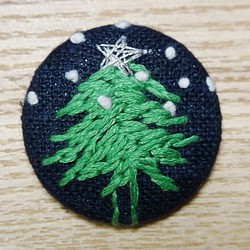 手刺繍ブローチ「モミの木」クリスマスシリーズ 1枚目の画像