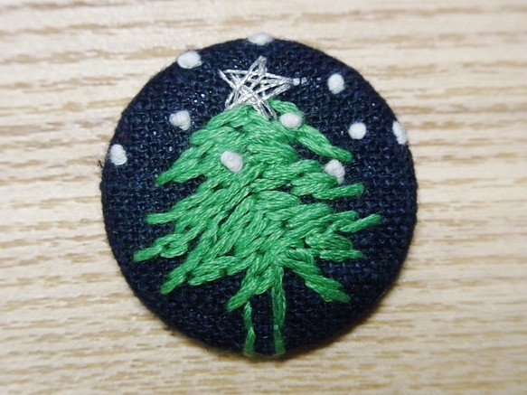 手刺繍ブローチ「モミの木」クリスマスシリーズ 1枚目の画像