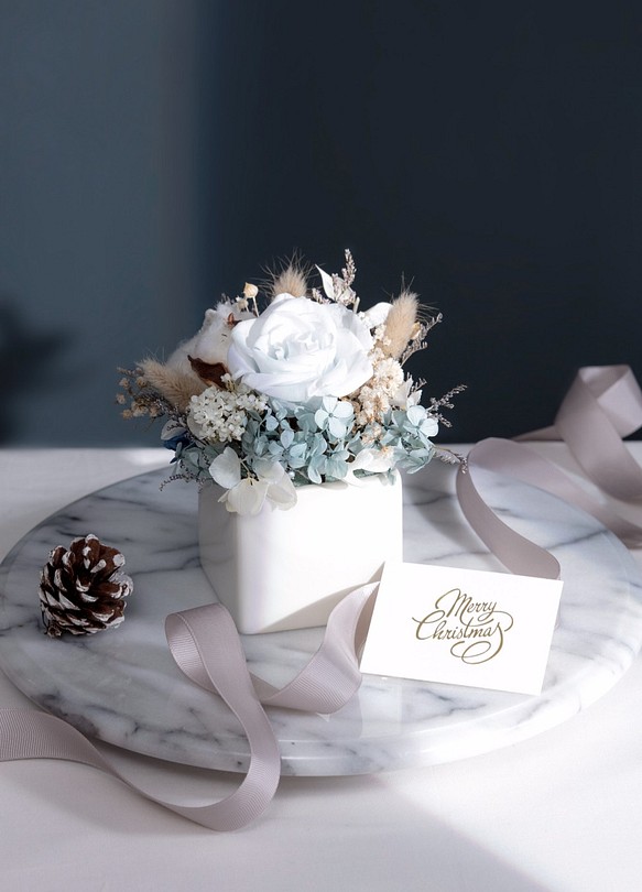 [Creemaギフトシーズン] [スポット]ライトブルーの色静かな氷山のバラ永遠の命永遠のアジサイの花/プリザーブドフラワーテー 1枚目の画像