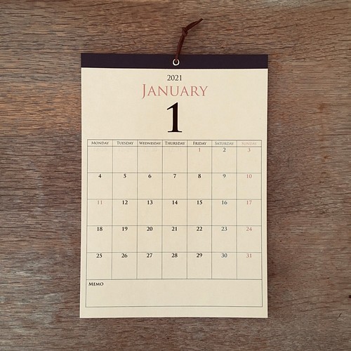 22年 壁掛けカレンダー 1月始まり クラフト紙 茶色 ネイビーテープ カレンダー Craft Stand 通販 Creema クリーマ ハンドメイド 手作り クラフト作品の販売サイト