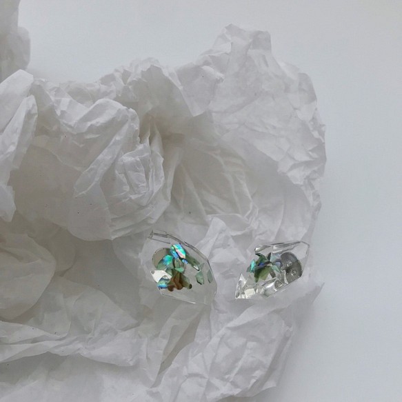 Marygo透明な不規則な青い緑のシェルの宝石のイヤリング 1枚目の画像