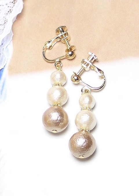 cotton pearlのイヤリングGベージュ＆キスカ 1枚目の画像
