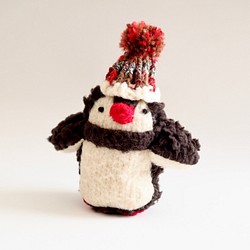 ポンポンニット帽のモコモコふっくらミニペンギン(赤) 1枚目の画像