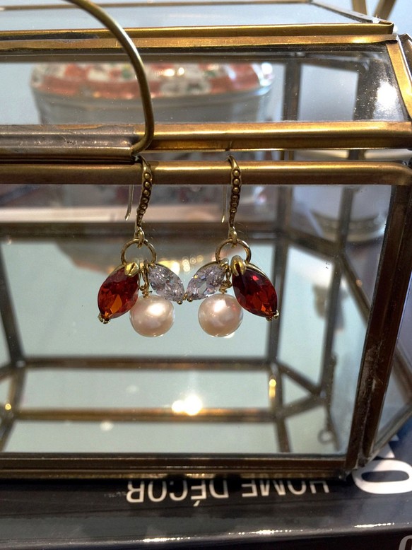 Minertés古典珍珠.紅鋯石.黃銅耳環 第1張的照片
