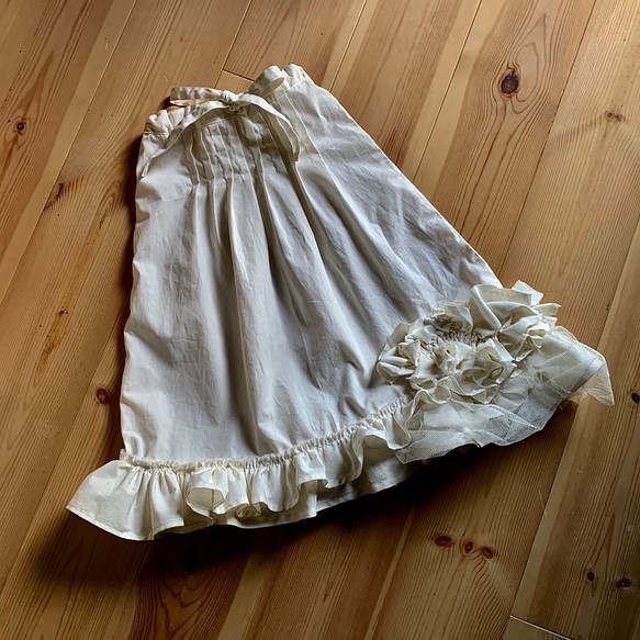 アシンメトリーなフリルのガーデンスカート 1枚目の画像