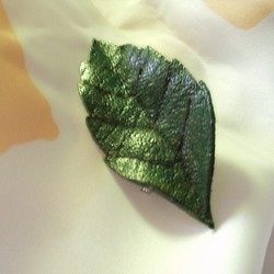 緑色の葉っぱのブローチ 1枚目の画像
