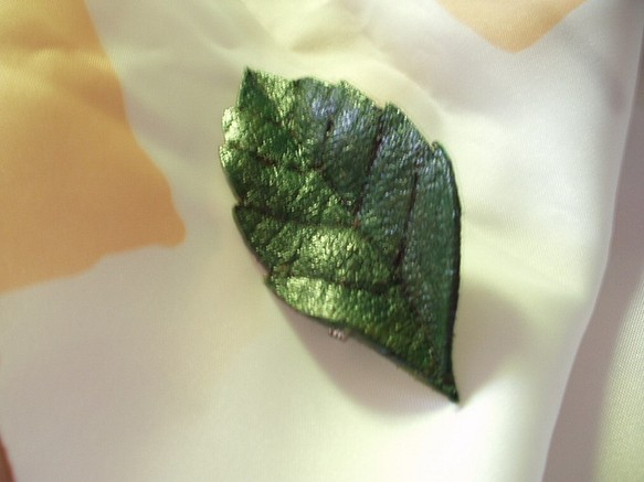 緑色の葉っぱのブローチ 1枚目の画像