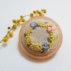 ミモザの花 刺繍ブローチ ボタン 1枚目の画像