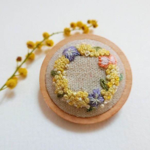 ミモザの花 刺繍ブローチ ボタン 1枚目の画像
