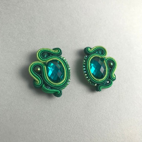 《受注生産》緑×緑×緑ピアス　Feminine Earrings 1枚目の画像