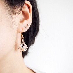 典雅淡粉紅配金色小珠手工編織耳環 BUE022 第1張的照片