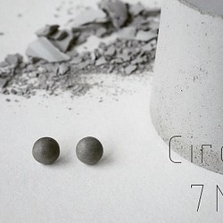小魔女-經典款系列- 7mm圓 水泥不鏽鋼耳針（一對） 第1張的照片