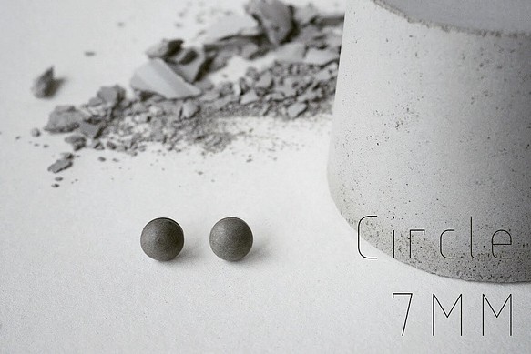 小魔女-經典款系列- 7mm圓 水泥不鏽鋼耳針（一對） 第1張的照片