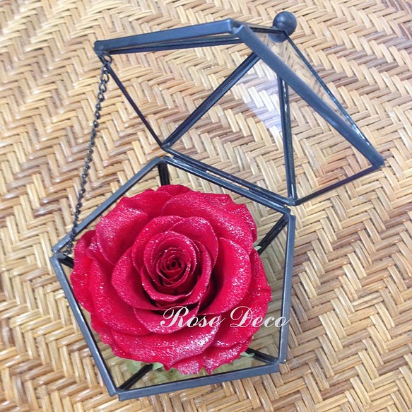 《訂製品》 鑽石不凋玫瑰花 五角形玻璃珠寶盒  正紅色 第1張的照片