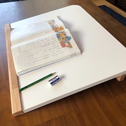 良い姿勢のための傾斜テーブル学習机（ホワイト・ゴム集成材） 1枚目の画像