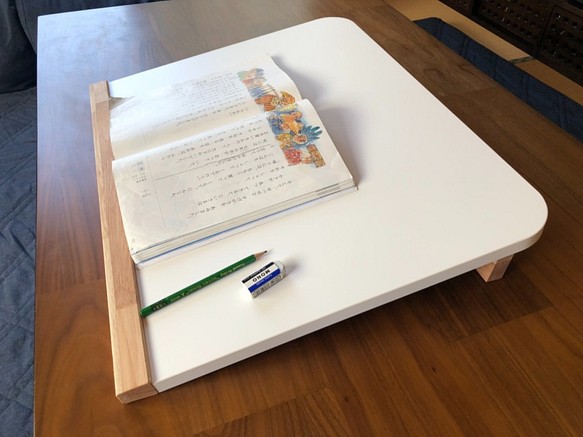 良い姿勢のための傾斜テーブル学習机（ホワイト・ゴム集成材） 1枚目の画像