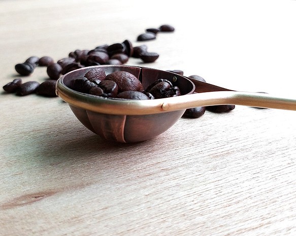 朝の香り No.2 銅製コーヒー計量スプーン（Ag No.031）をすくう 1枚目の画像