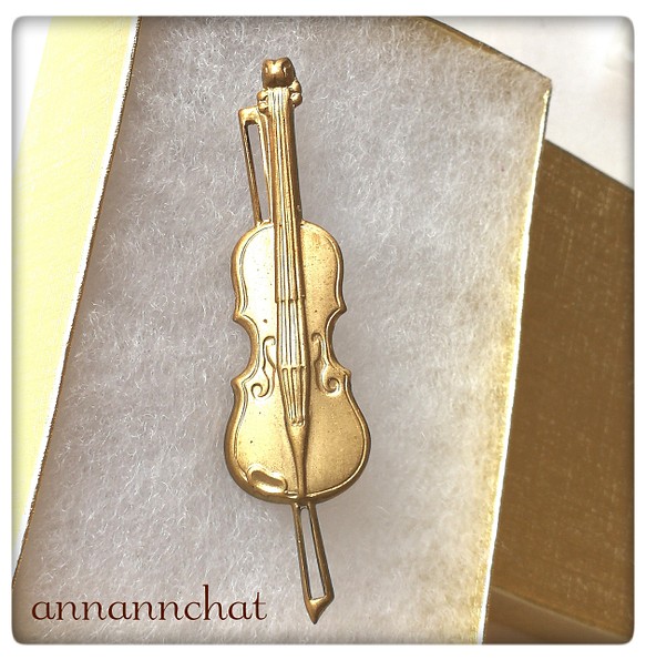 【バイオリン  (楽器　真鍮　約57ｍｍ）の　ビンテージ　ピンブローチ】ラペルピン　音楽　男女兼用　 1枚目の画像