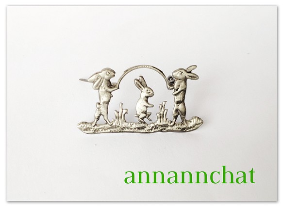 【ビンテージ　縄跳びで遊ぶ　ウサギたちの　ピンブローチ】フランス　真鍮 1枚目の画像