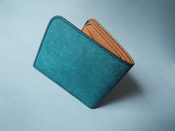 イタリアンレザーの二つ折り財布（ブルー×キャメル） 1枚目の画像