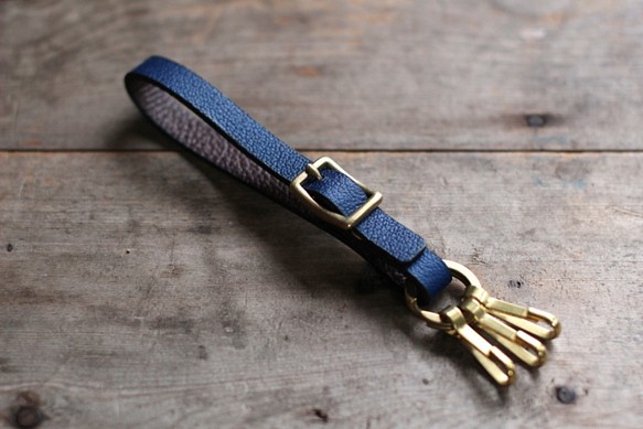靛藍染色皮革[shiboai]黃銅金屬配件鑰匙扣 第1張的照片