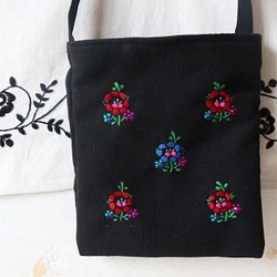 シク村、花刺繍のショルダーバッグ（ブルーと赤のバラ） 1枚目の画像