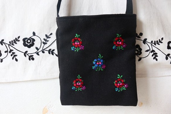 シク村、花刺繍のショルダーバッグ（ブルーと赤のバラ） 1枚目の画像