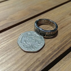 戴 硬幣戒指 COIN RING ~ 英國 20便士 波浪邊小皇冠造型 硬幣戒指 第1張的照片