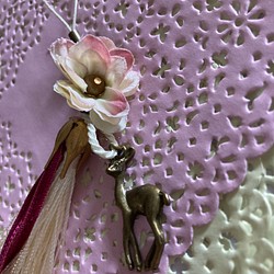 お花と鹿チャーム、フリンジのストラップ 1枚目の画像