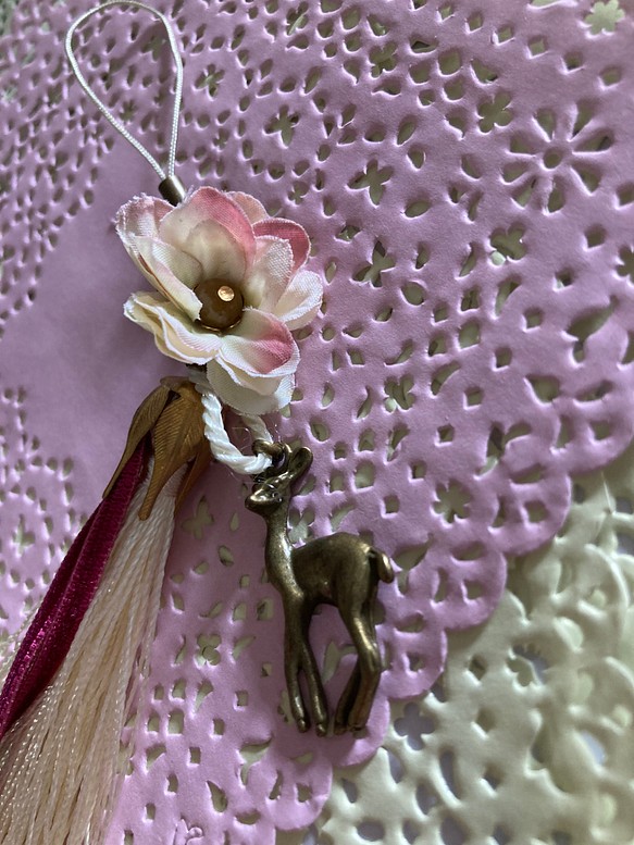 お花と鹿チャーム、フリンジのストラップ 1枚目の画像