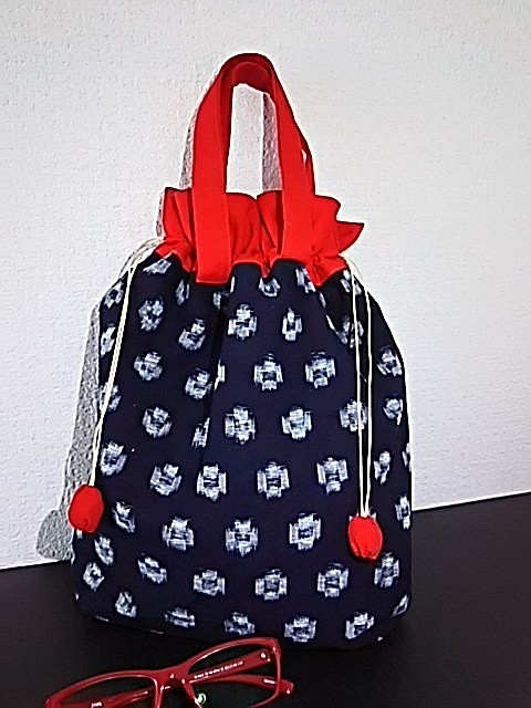 紺の絣と赤の巾着バッグ 1枚目の画像