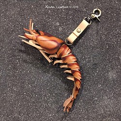 【Xuan Leather工作室】動物皮雕 海洋系列 斑節蝦(大正蝦 明蝦)真實大小 皮件吊飾掛扣 第1張的照片