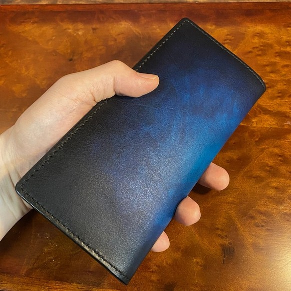 革の手染め- 二つ折り長財布 / ブルー（青+紺） 1枚目の画像