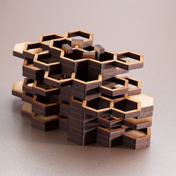 ハニカム木製ペンホルダー 1枚目の画像