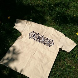【受注製作】アイヌ模様  コットン メンズ Tシャツ 背面プリント ナチュラルカラー S・M・Ｌサイズ 1枚目の画像