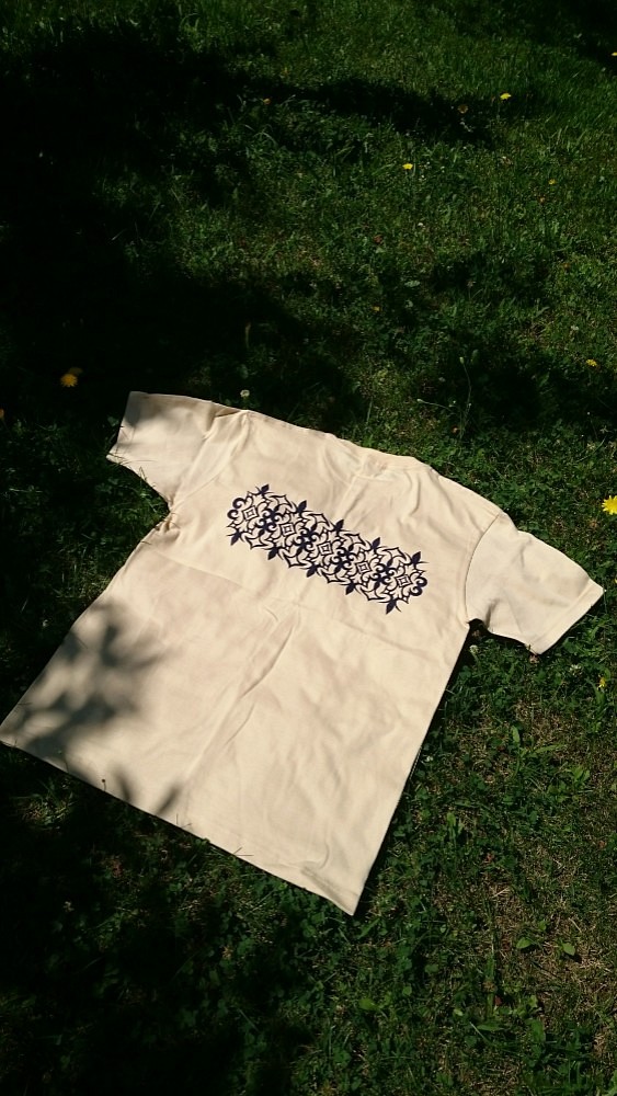 【受注製作】アイヌ模様  コットン メンズ Tシャツ 背面プリント ナチュラルカラー S・M・Ｌサイズ 1枚目の画像