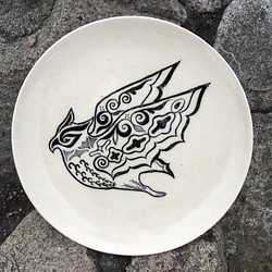 【Sold out】アイヌ模様の コタンコロカムイ プレート 白 陶器 パスタ皿サイズ 1枚目の画像