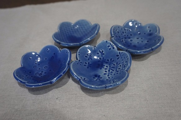 青い花豆皿4枚set（呉須釉　半磁土）送料無料 1枚目の画像