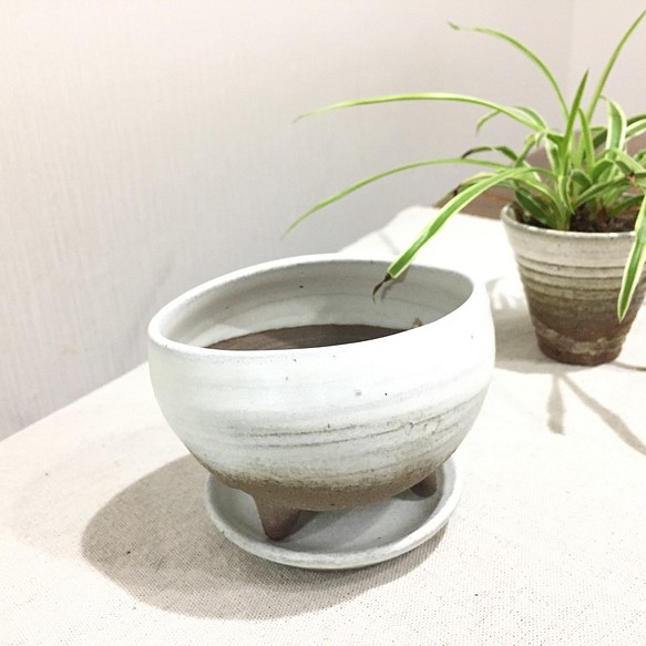 【陶器】白のオーバル脚付き植木鉢 受皿付き　送料無料 1枚目の画像