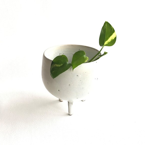 【陶器】白い脚付き植木鉢カバー　 1枚目の画像