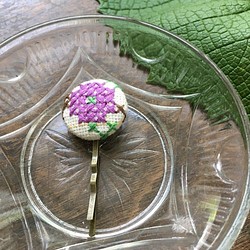 クロスステッチ刺繍のヘア・アクセサリー 紫の花 1枚目の画像