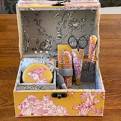 カルトナージュミニ裁縫箱　箱　ボックス　アンティークレース、ビーズ使用　やまぶき色とグレイ色が良い!! 1枚目の画像
