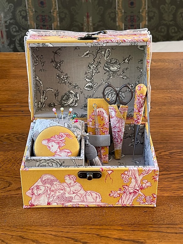 カルトナージュミニ裁縫箱　箱　ボックス　アンティークレース、ビーズ使用　やまぶき色とグレイ色が良い!! 1枚目の画像