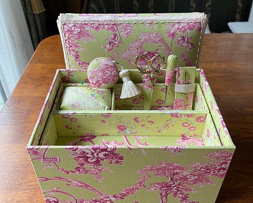 カルトナージュ裁縫箱　ボックス　アンティークレース、アンティークビーズ使用　黄緑色と桃色の小物達で開けるのが楽しい‼︎