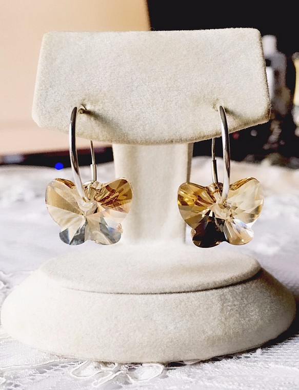 スーパーフラッシュスワロフスキークリスタルの蝶のイヤリング 1枚目の画像